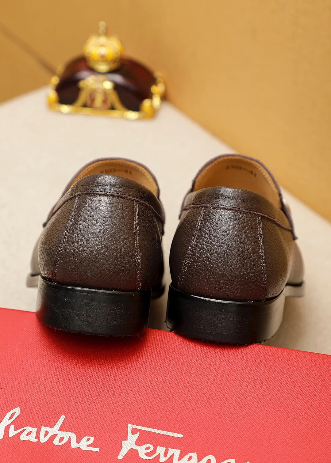 Men's shoes 💰460 💐 Product trademark: Ferragamo "Ferragamo" casual leather shoes Regular size: 38-44 (45.46🉑️customized) Product materials: Selected imported first-layer pebbled cowhide leather upper + luxury hardware buckle, imported water-dyed cowhide leather lining. Strong three-dimensional visual effect, original outsole color: 2⃣️seed leather materials optional